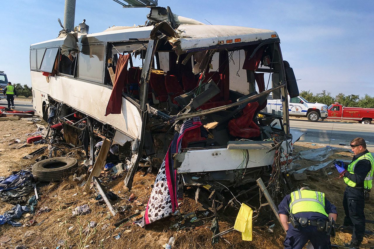 Cinco muertos en accidente de autobús que transportaba trabajadores agrícolas de California a Pasco, Washington