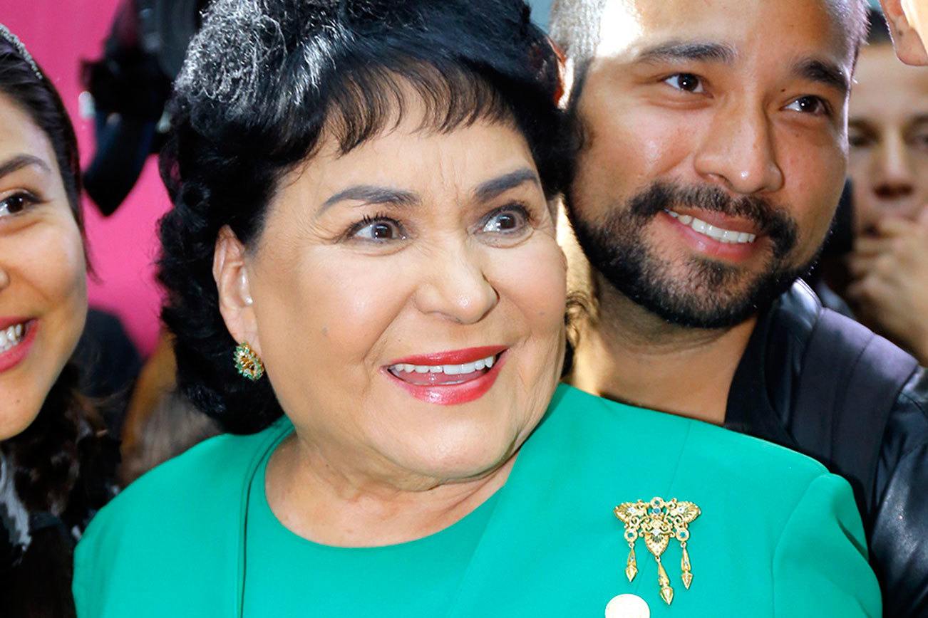 Llora Carmen Salinas de emoción
