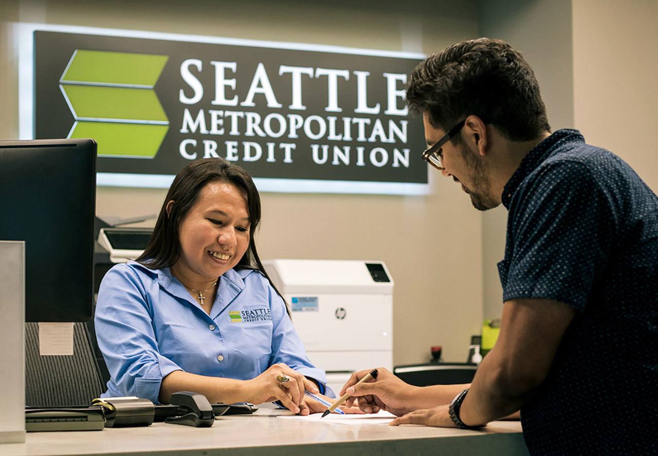 Anuncian préstamos de bajos intereses para el proceso de ciudadanía