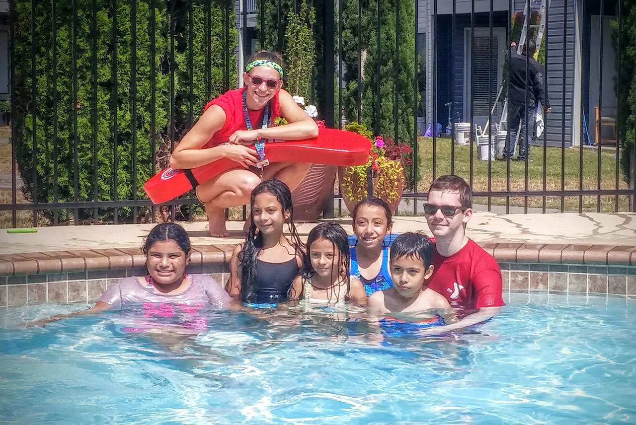 YMCA proporciona acceso a clases de natación en nuestra comunidad