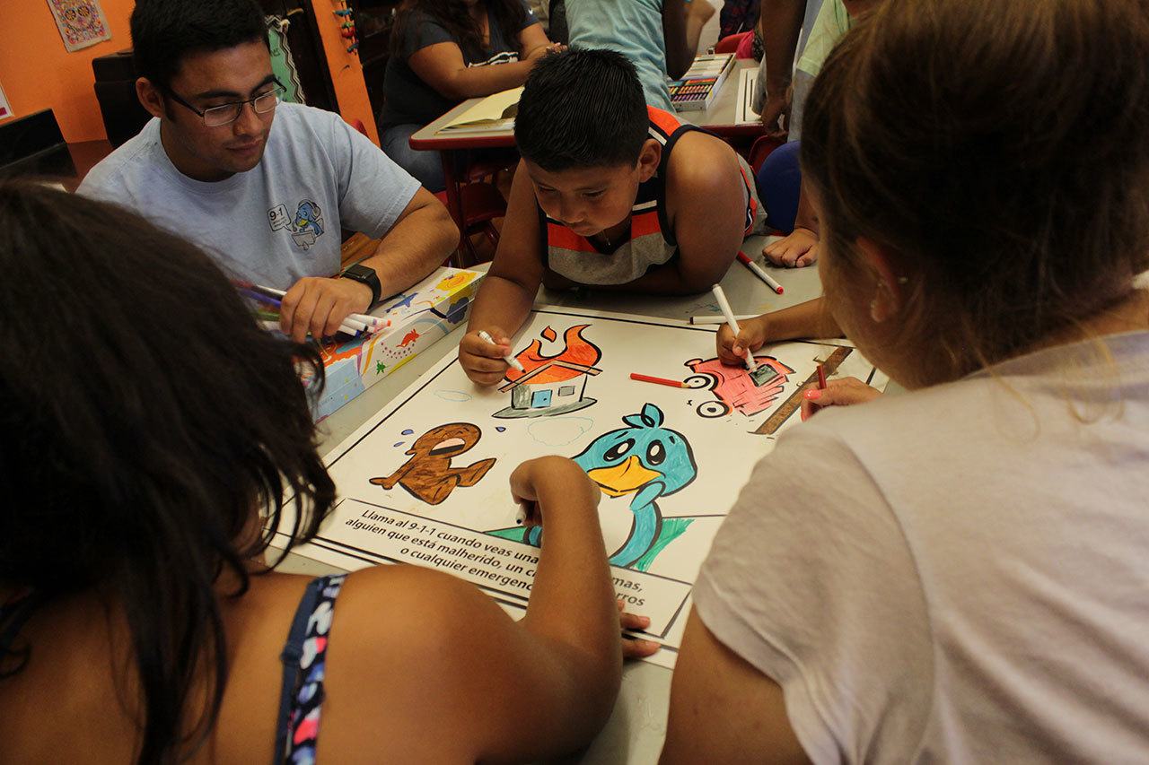 Emery, el Pingüino de las Emergencias enseña a los niños el cómo, cuándo y dónde al llamar al 9-1-1