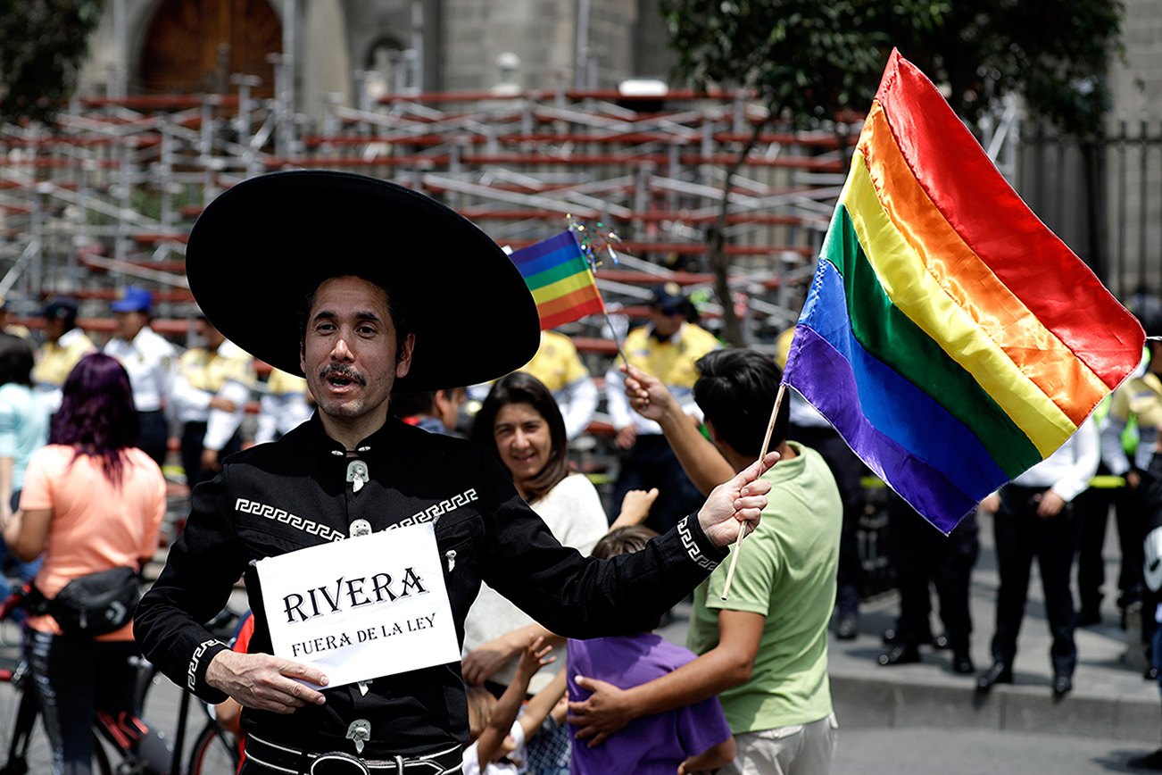 Acusan a la Iglesia católica de apoyar manifestaciones que se oponen a la legalización de los matrimonios