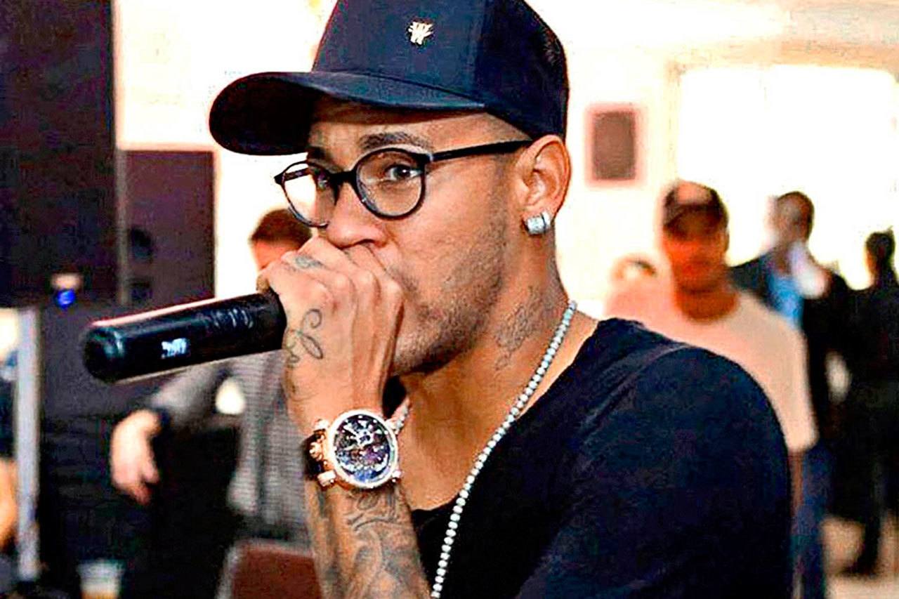 Le entra Neymar a la cantada