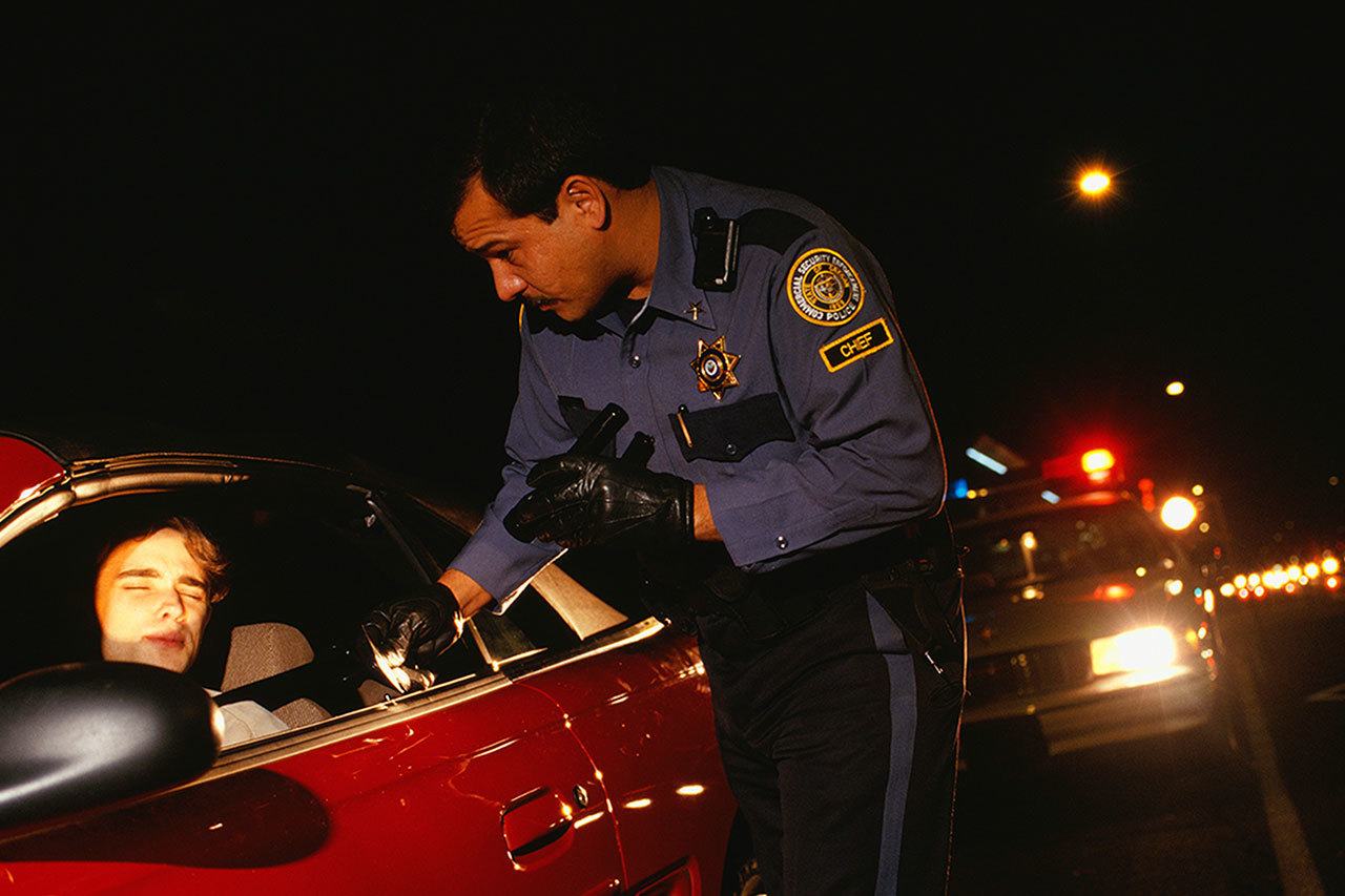 Soy residente y tuve un DUI más un poco de cocaína. Me pueden deportar automáticamente?