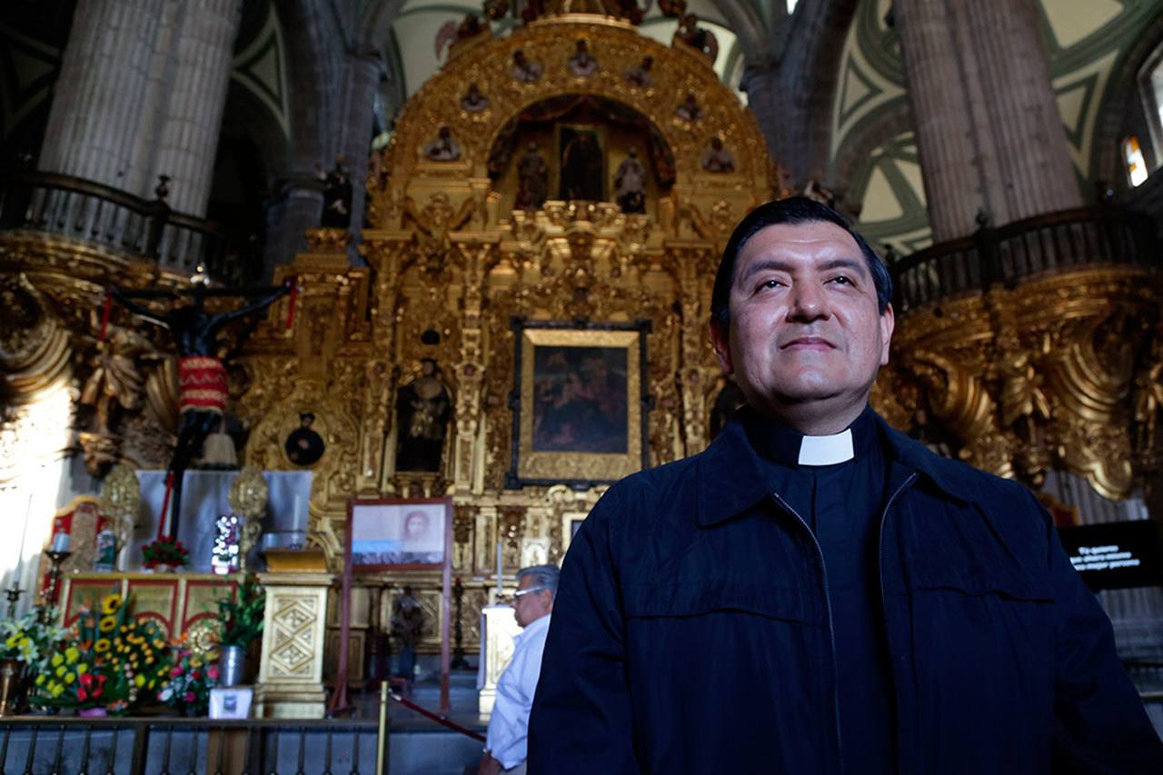 Fiscalía y periódico dicen que curas muertos habían bebido alcohol con sus presuntos atacantes y uno visto en hotel con menor