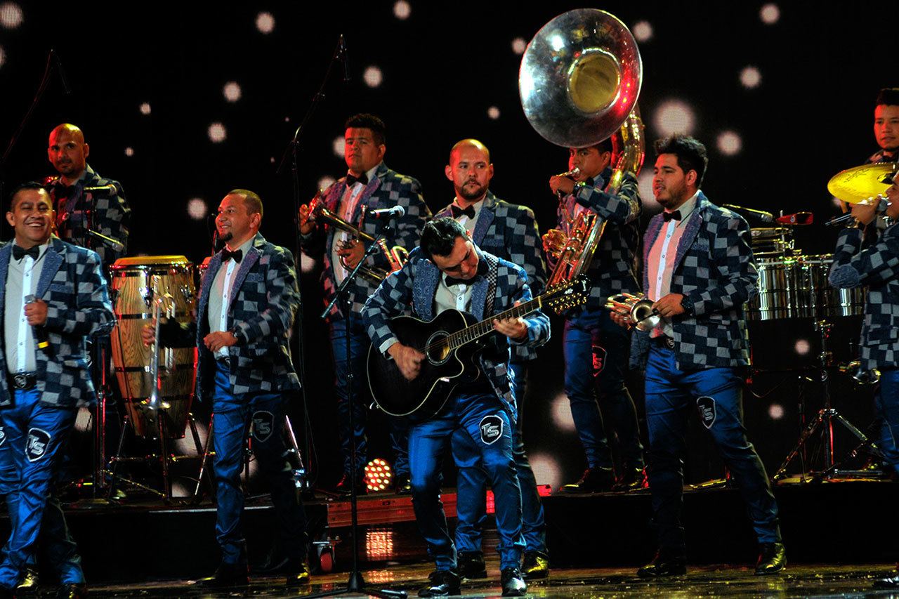 Se rinden en los Bandamax ante su ídolo