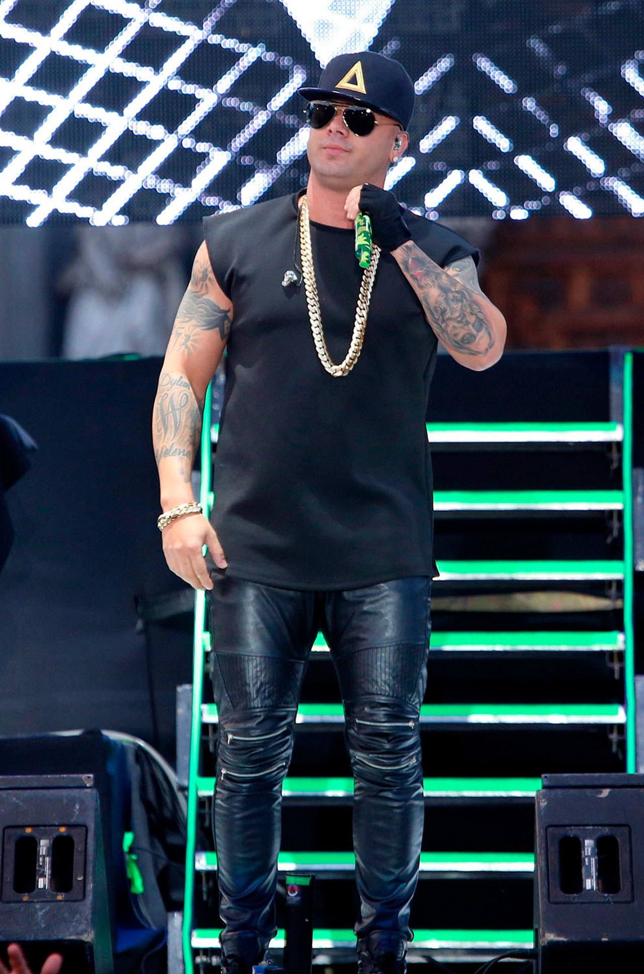 Critican a Wisin por no llevar luto