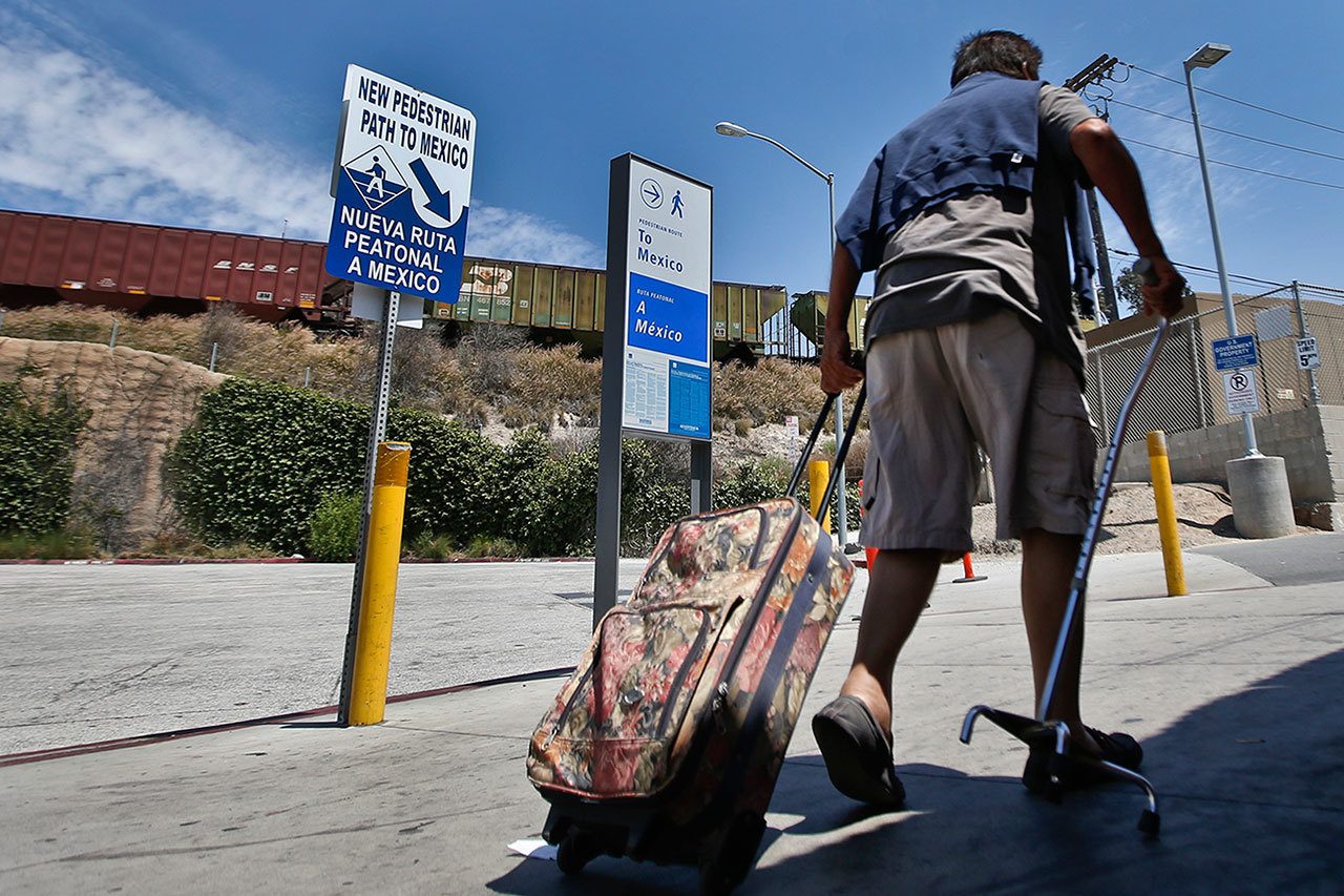 Tengo retención de deportación. Puedo conseguir la ciudadanía estando casado con una estadounidense?