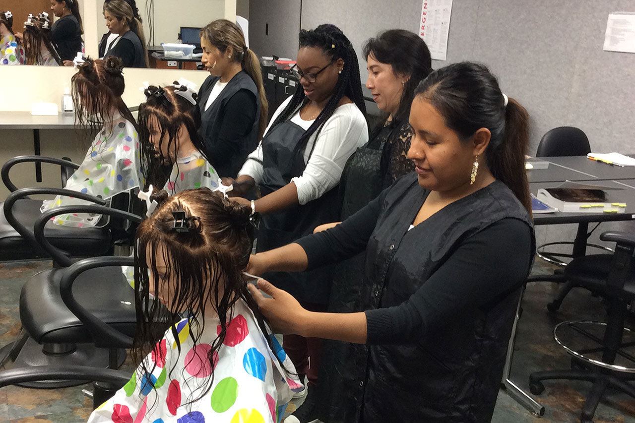 Everett Community College ofrece programa de cosmetología en español