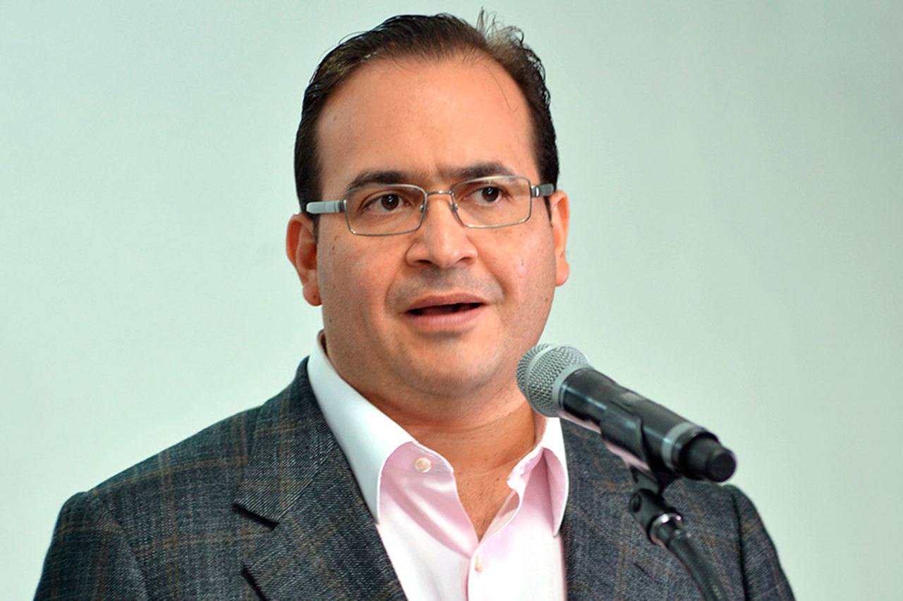 Gobernador regala joyas por 225 mdd