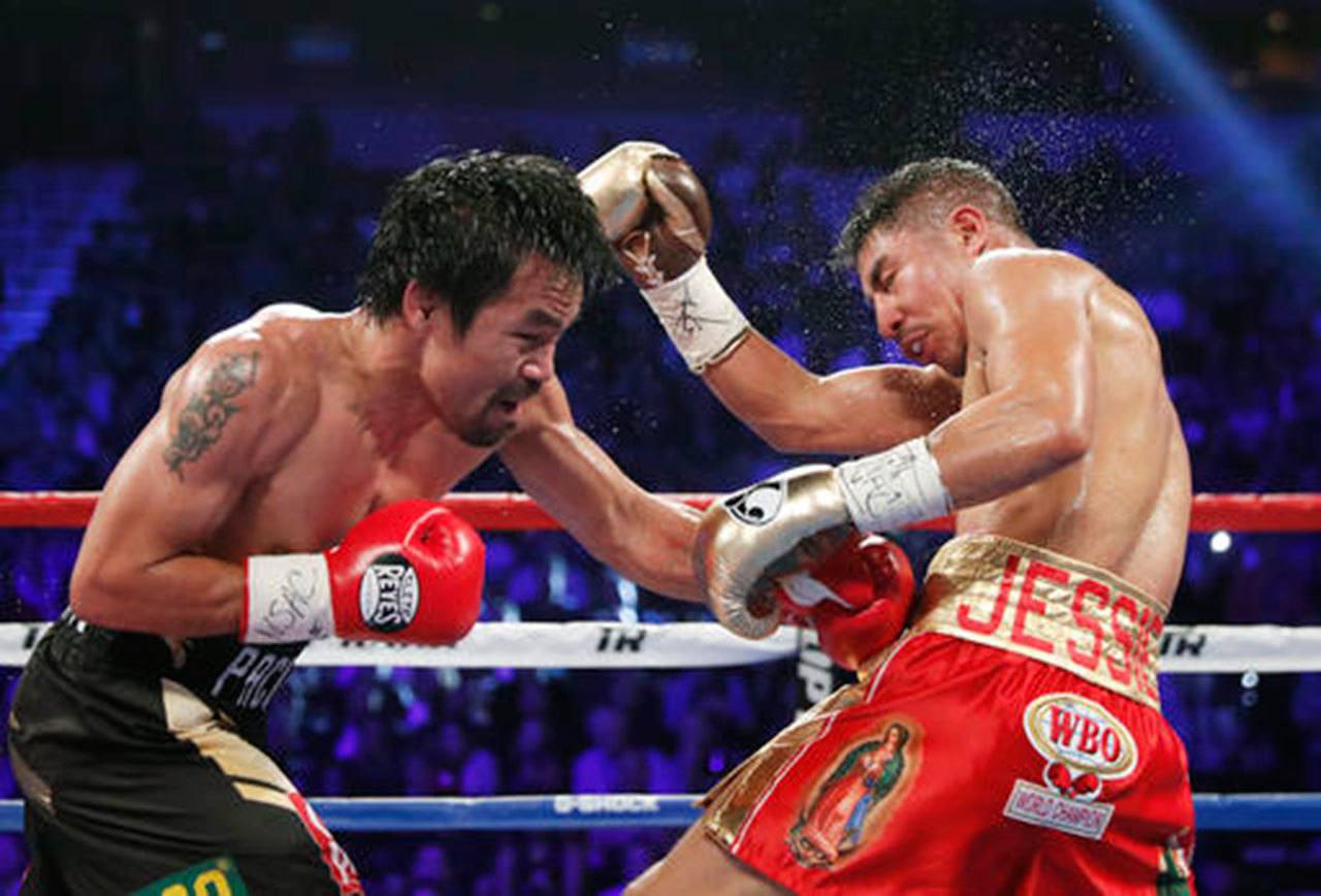 Con Mayweather como testigo, Pacquiao arrasa