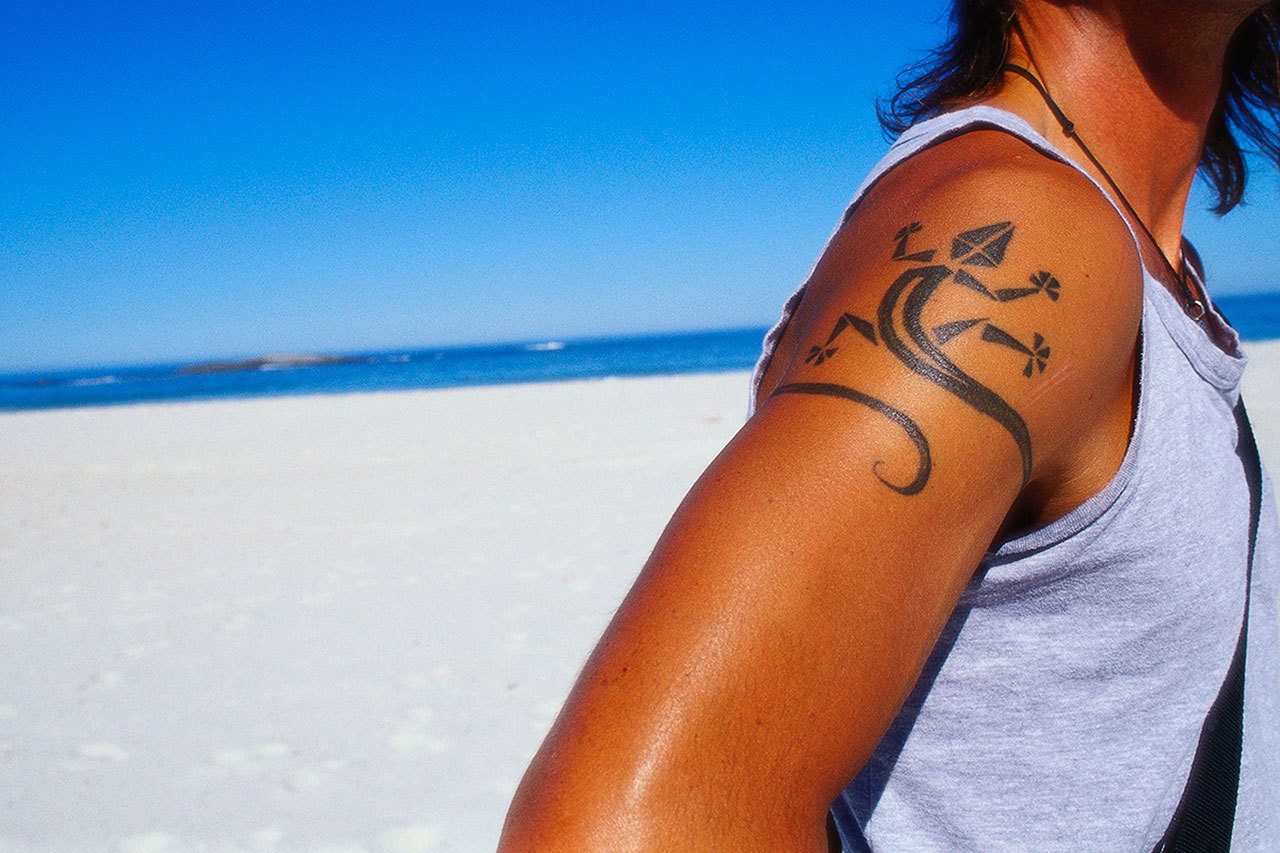 ¿Es recomendable que mi esposo se remueva sus tatuajes para una entrevista para la visa?