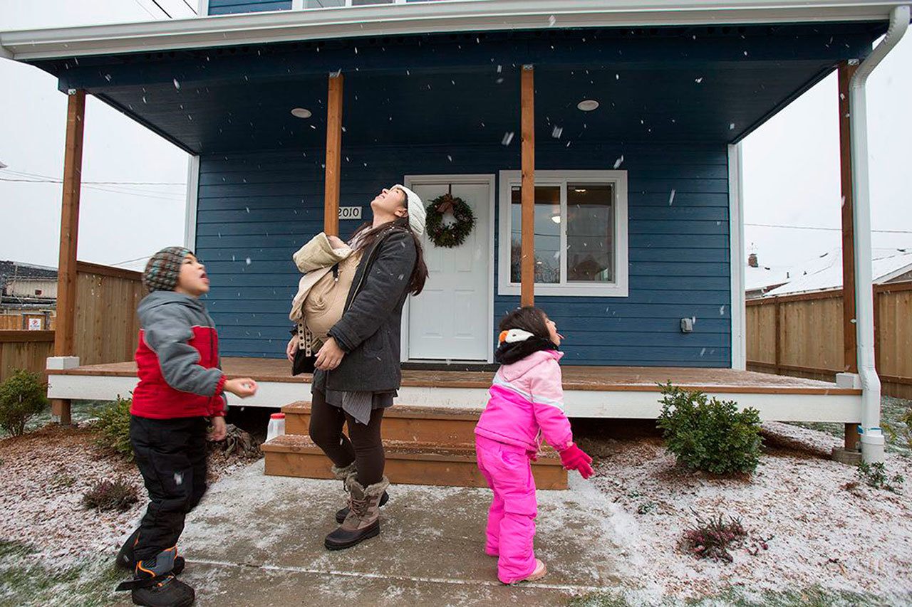Habitat para la Humanidad entrega casa a la familia Flores para la Navidad