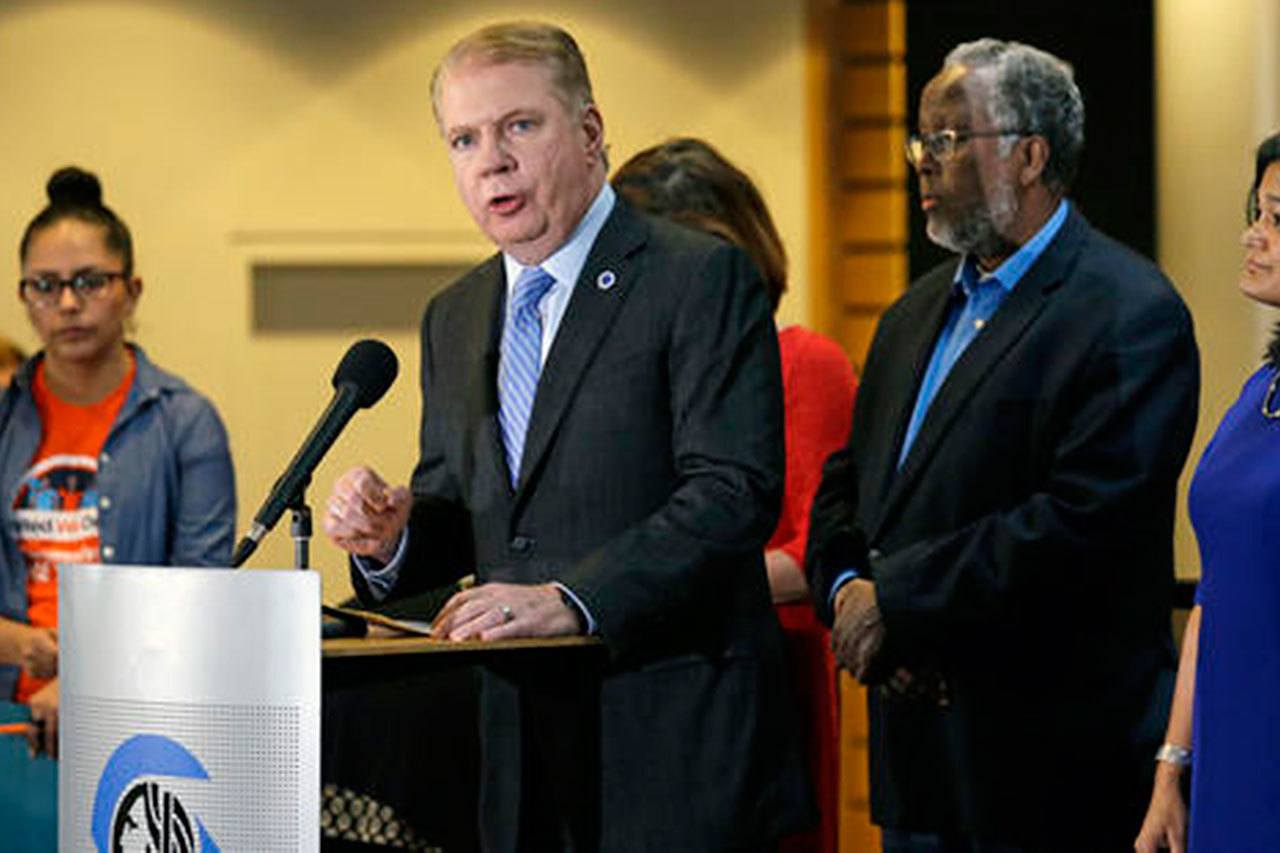 Alcalde Murray anuncia plan para brindar apoyo a jóvenes inmigrantes y refugiados y sus familias