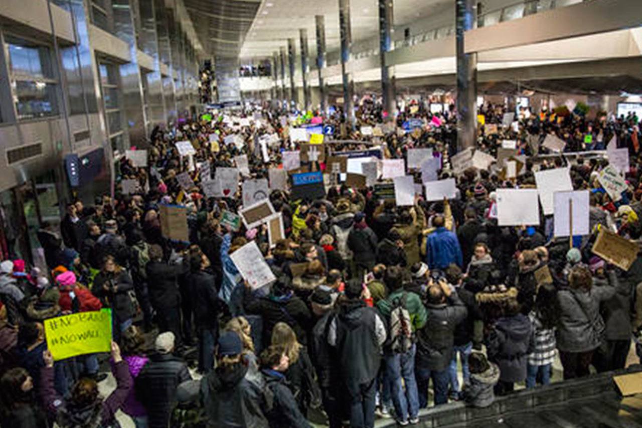 Trump niega que restricción causó caos en aeropuertos