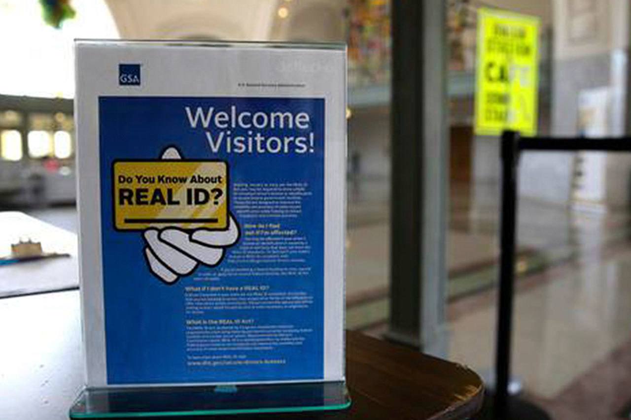 ¿Puedo viajar en avión solo con mi licencia?