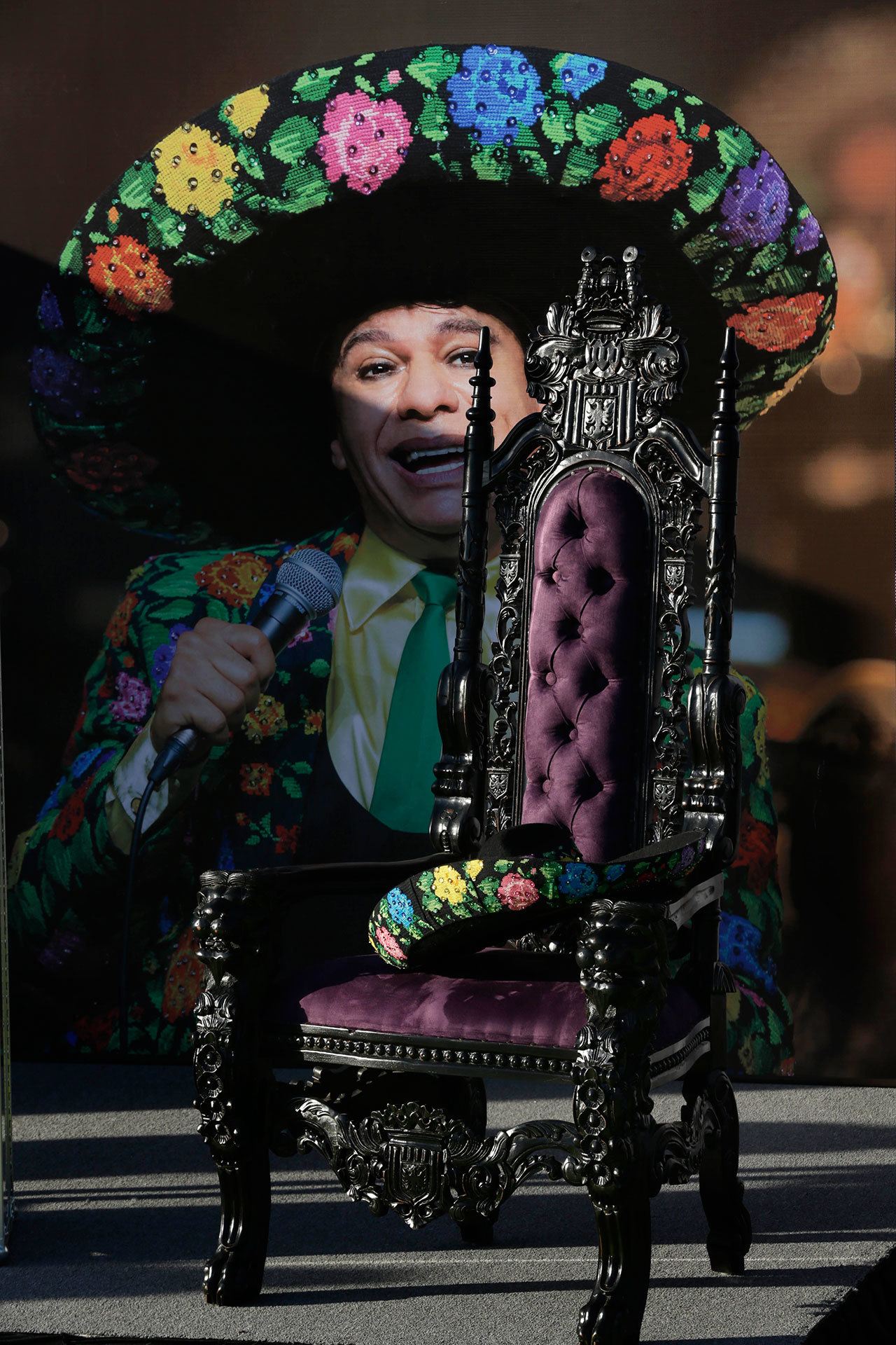 Juan Gabriel revive en forma de holograma en su homenaje