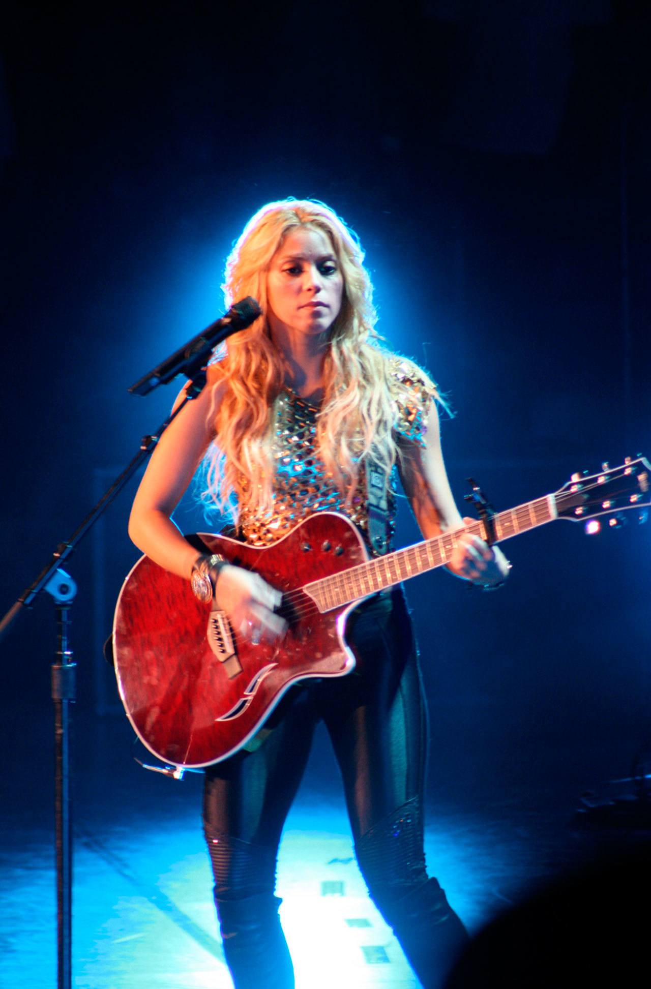 Estrena Royce sencillo con Shakira