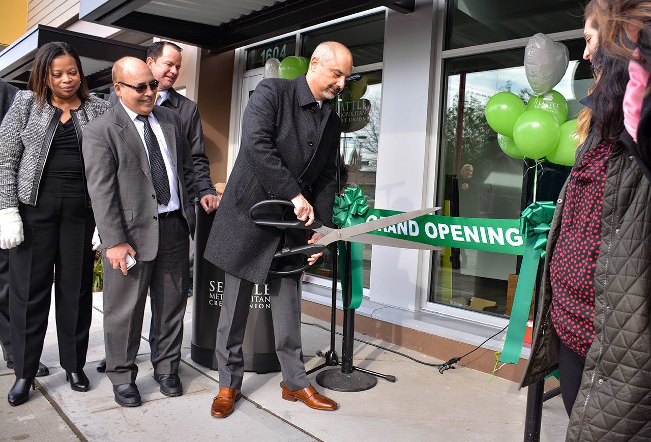 Un nuevo Seattle Metropolitan Credit Union abre sus puertas en el Centro de La Raza