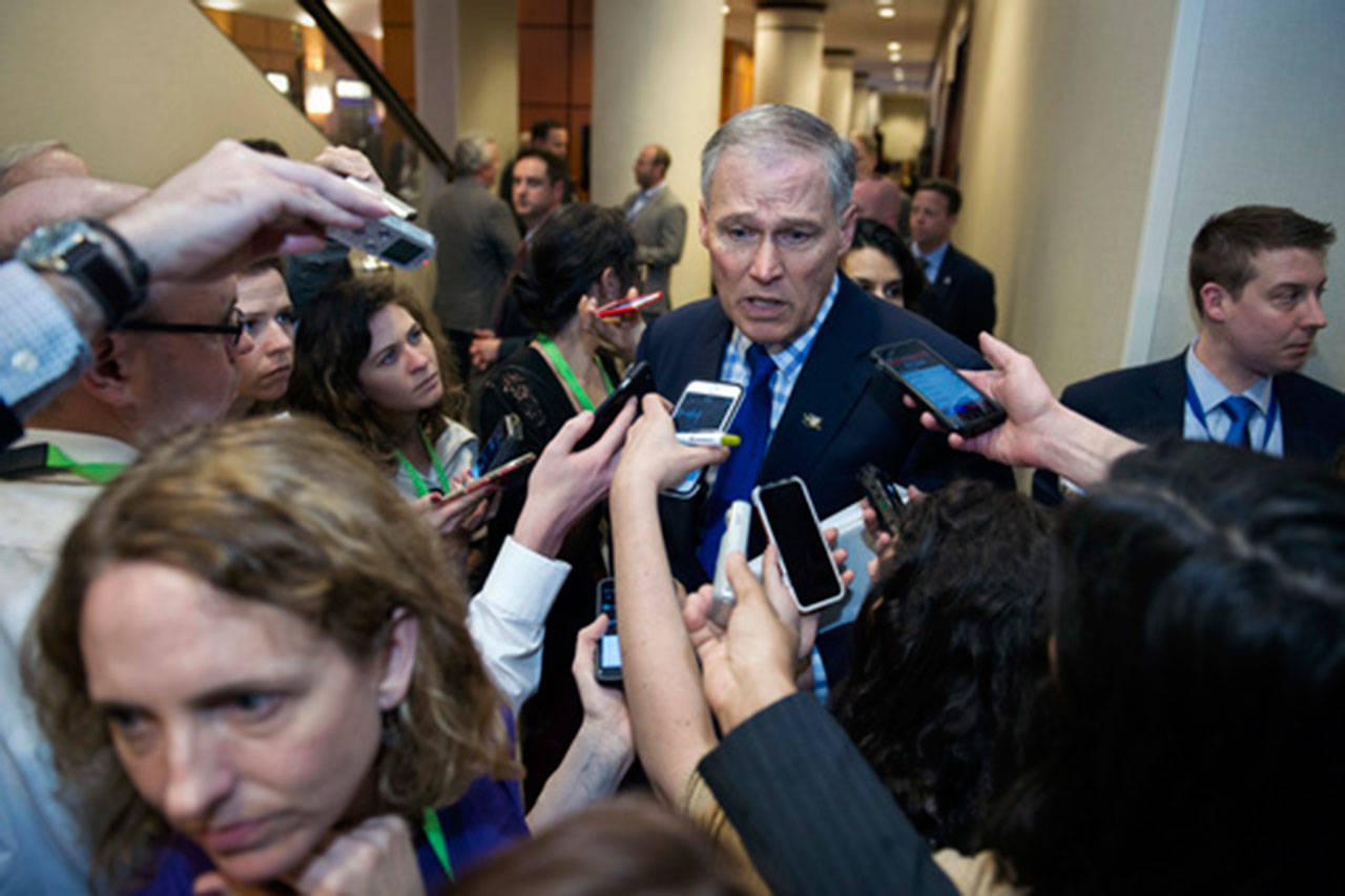 Inslee firma la orden ejecutiva protegiendo los derechos y servicios para inmigrantes de Washington