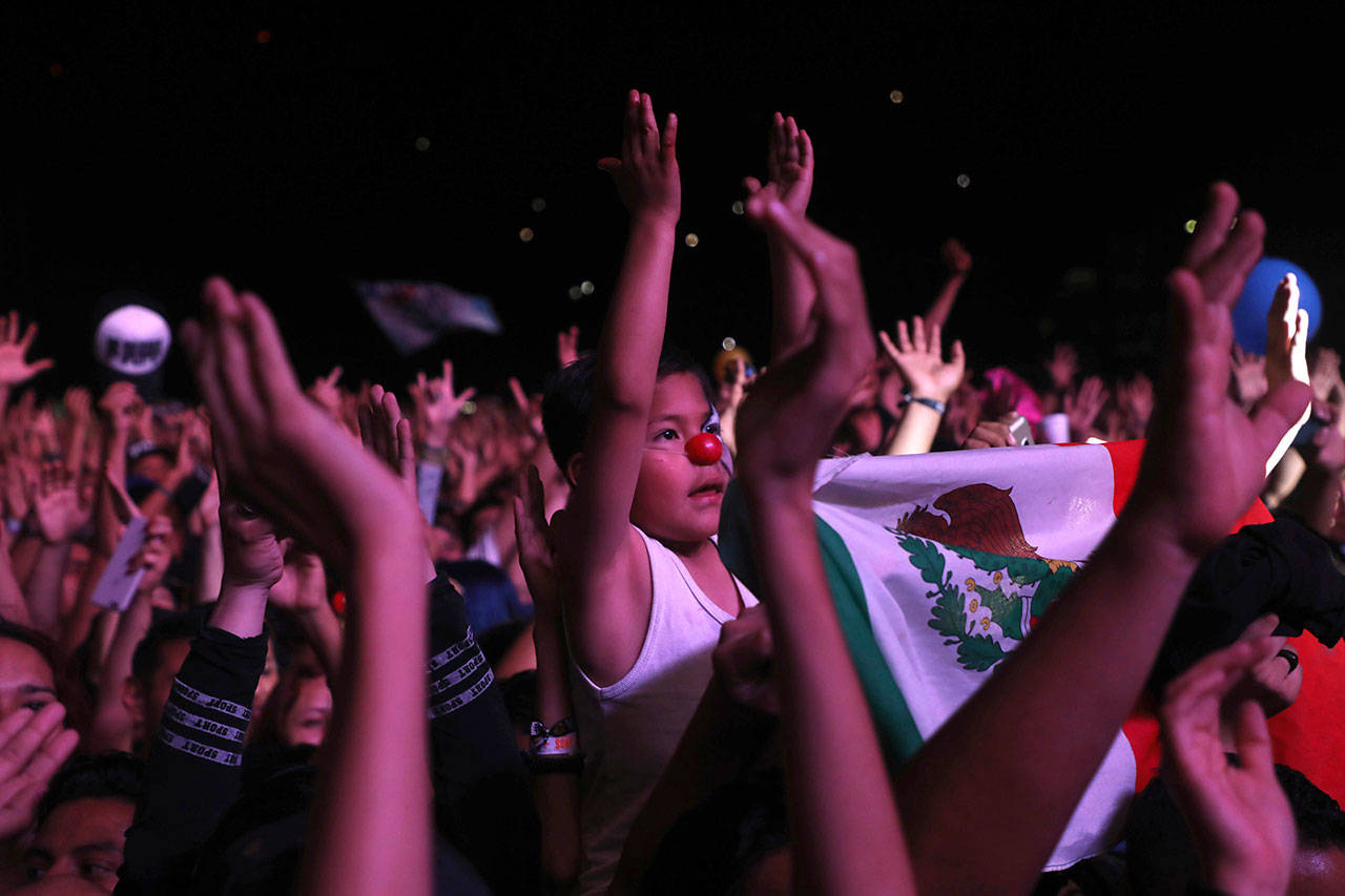 Dicen “no” al muro de Trump en el Festival Vive Latino