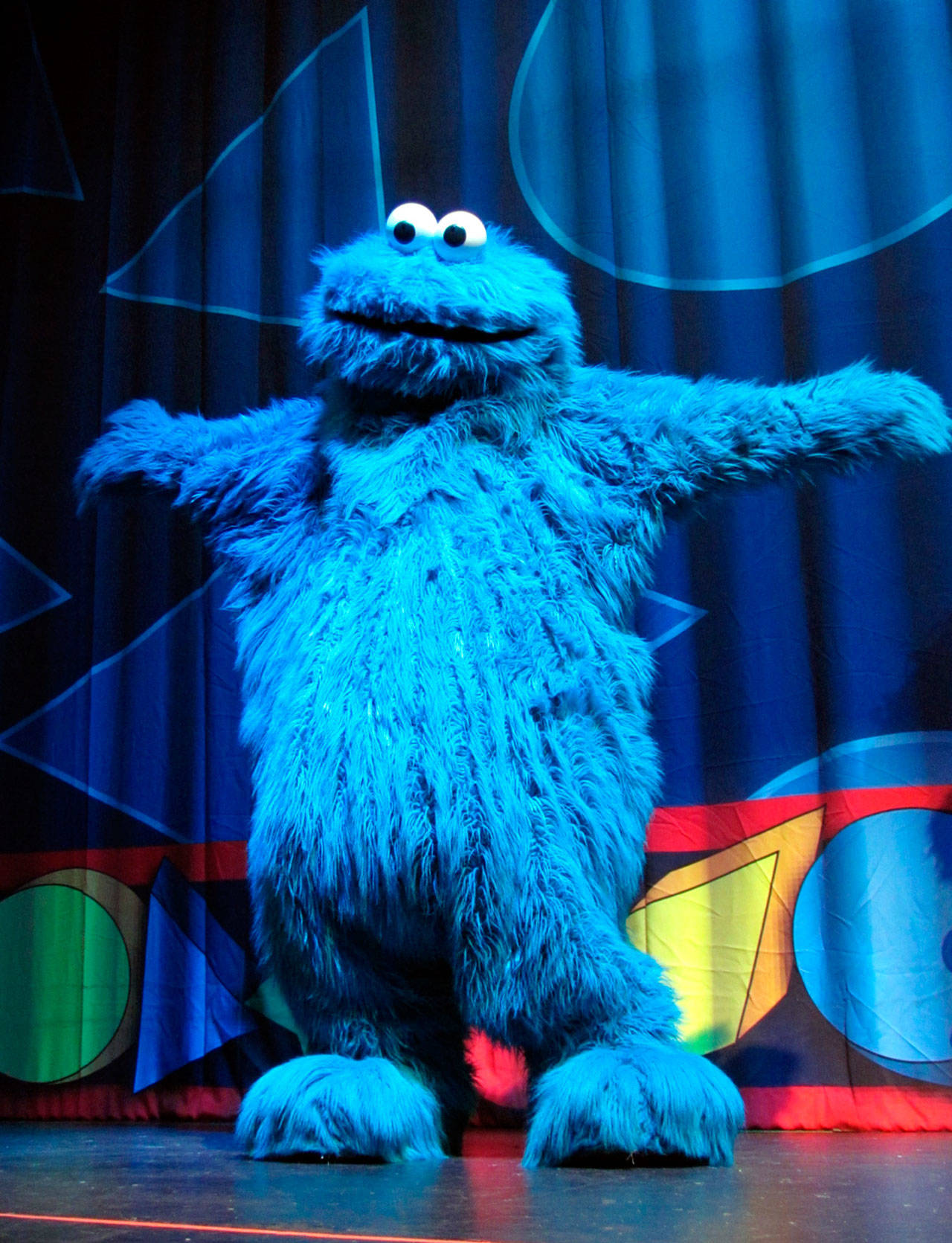 Mandan a Elmo a la calle