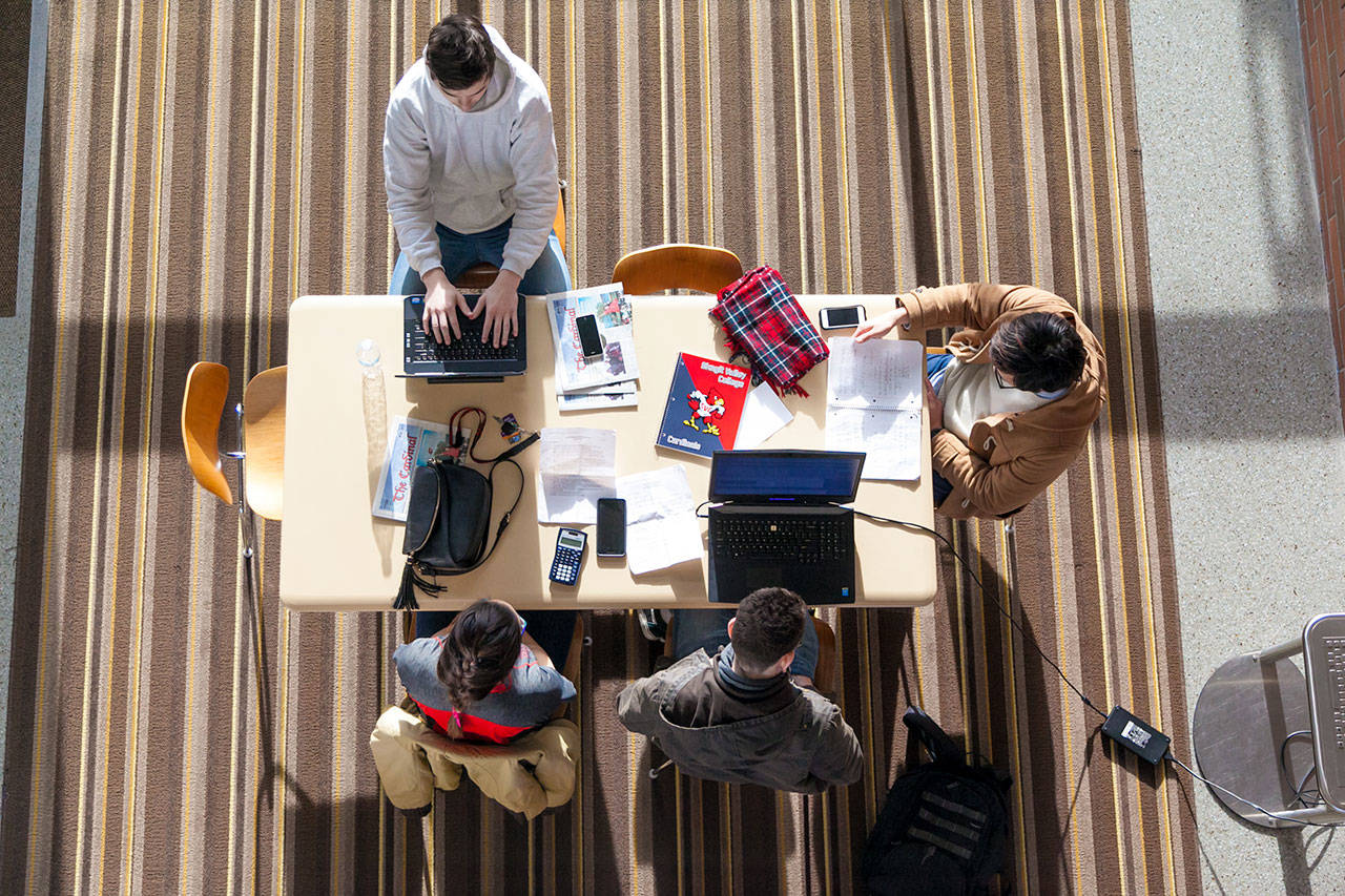 ¿Pueden los estudiantes indocumentados asistir al colegio comunitario?