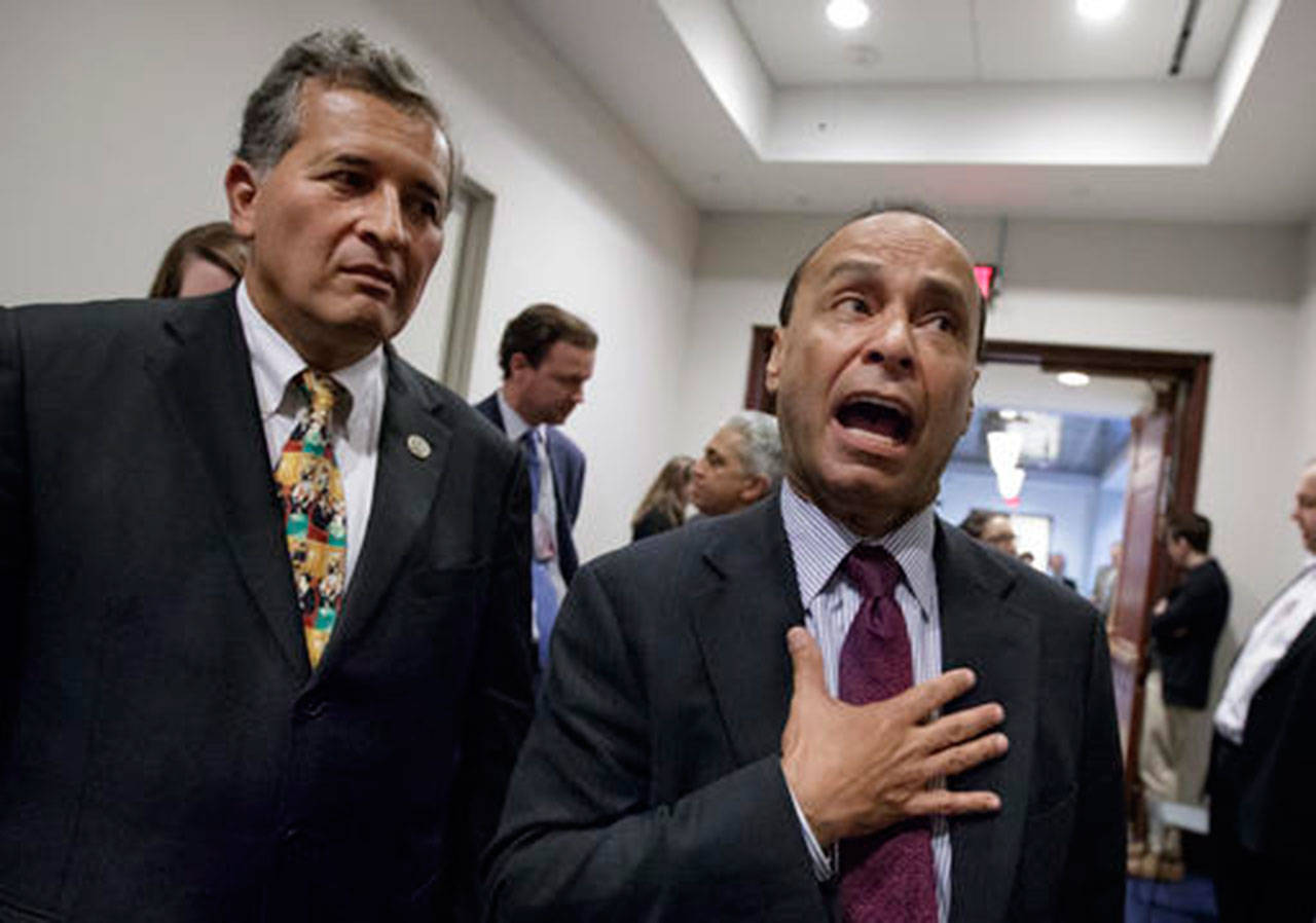 Congresista protesta en oficina de inmigración