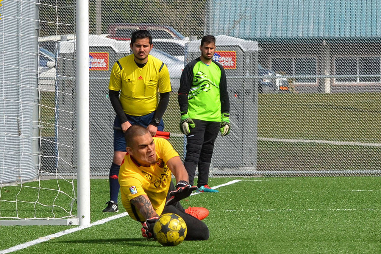 Portero Edgar atajo dos penaltis y con eso llevo a su equipo Dep Irapuato a la final (Foto: Domingo Flores)