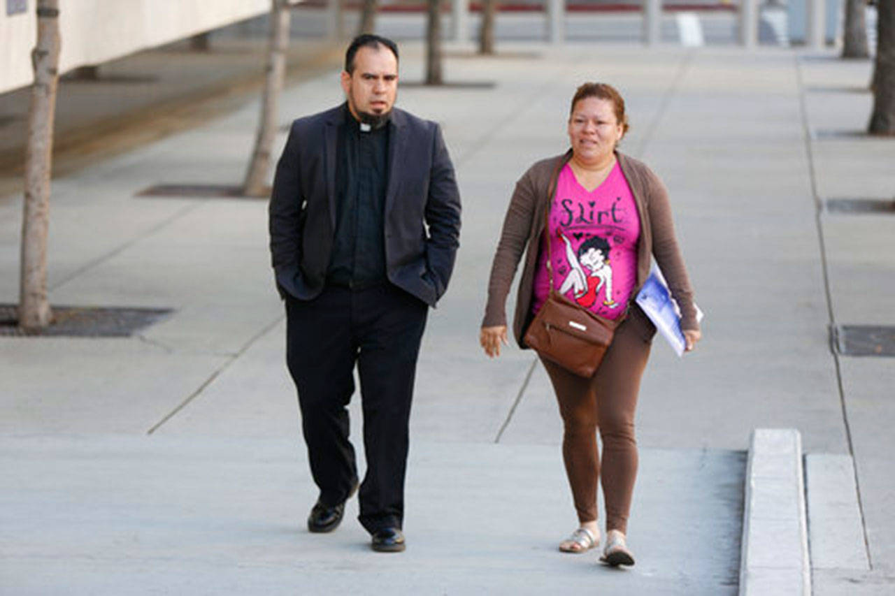 Voluntarios en EEUU acompañan inmigrantes ante autoridades