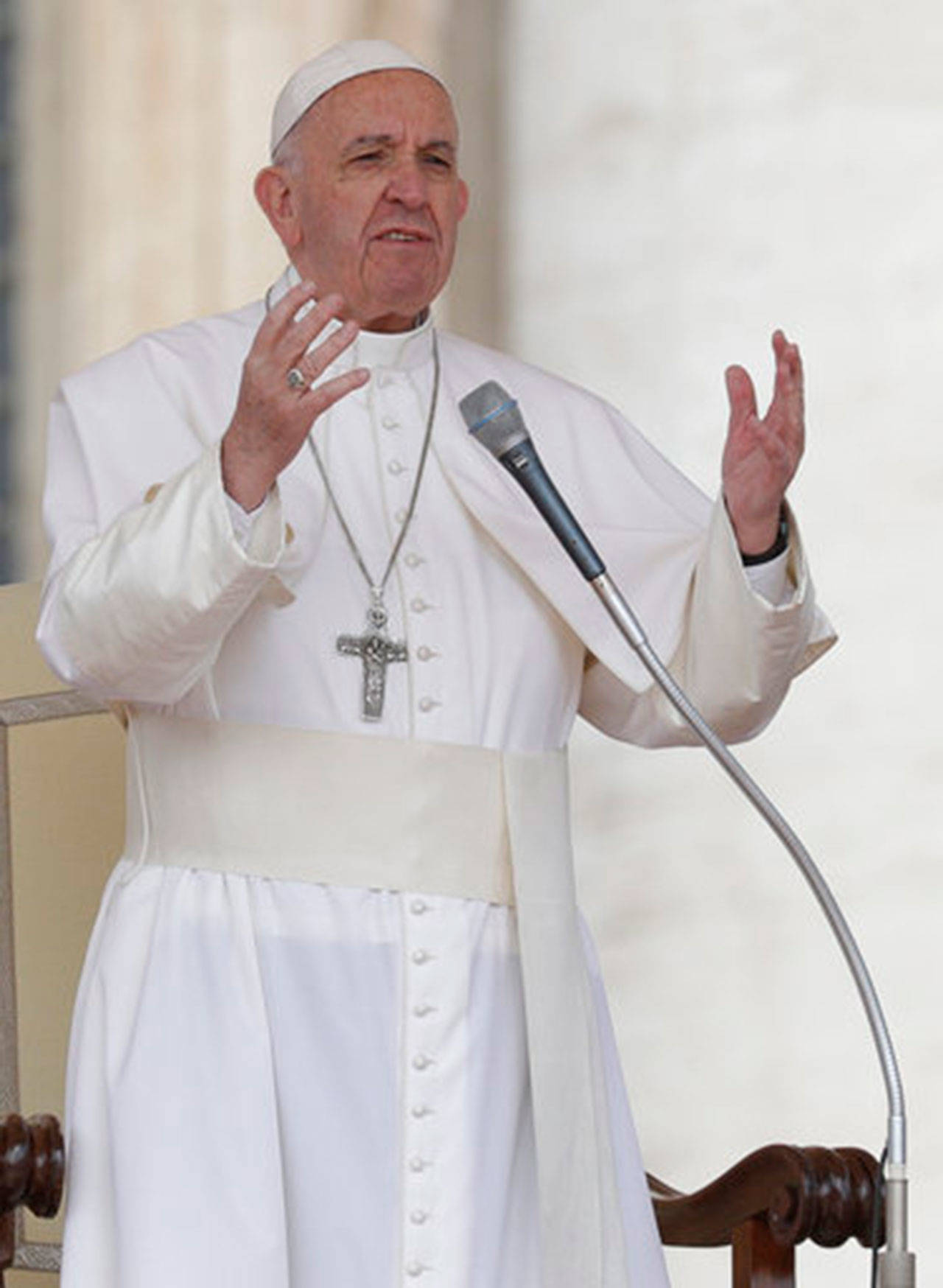 Papa llama a poderosos a actuar con humildad