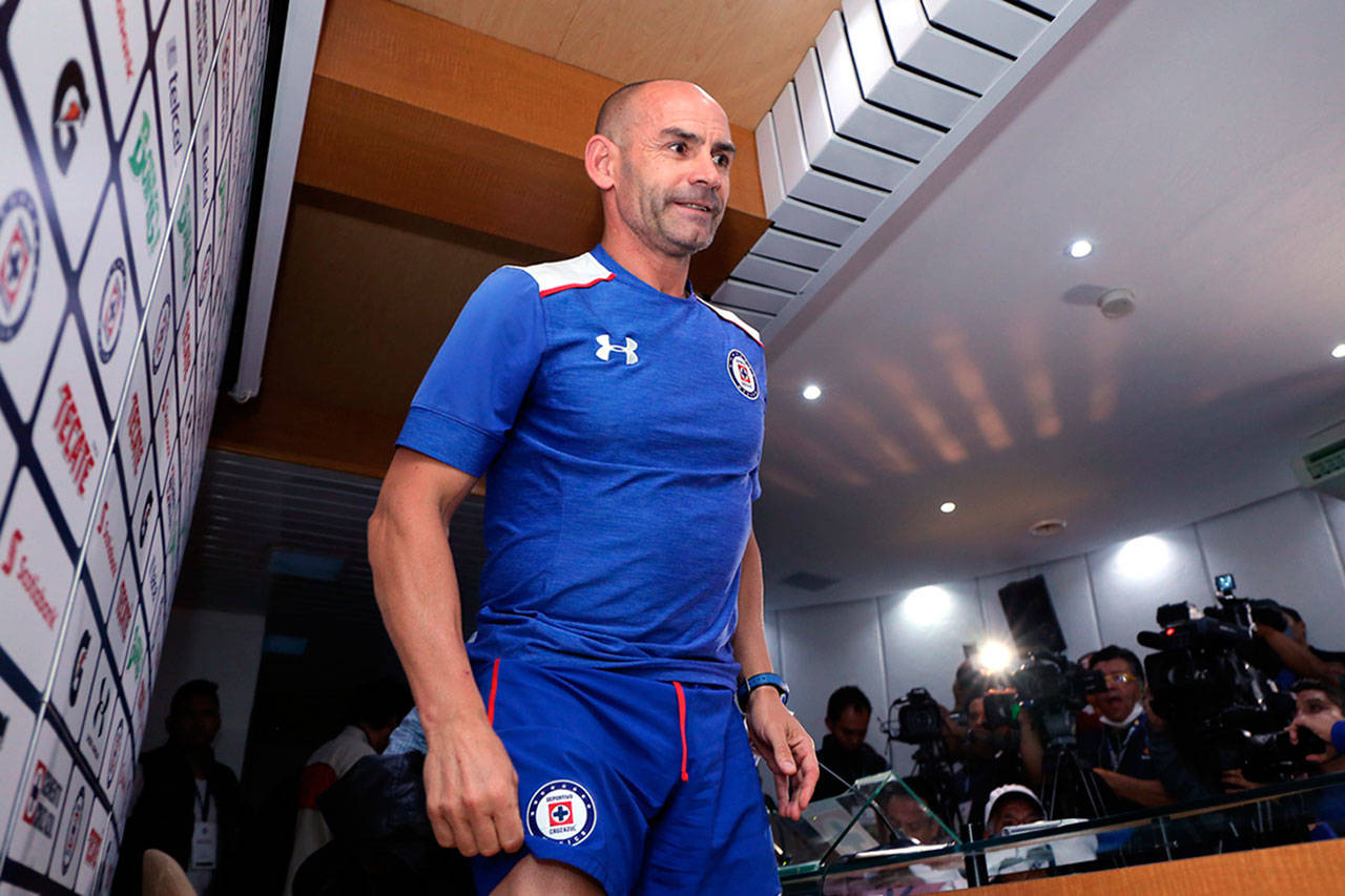 Cruz Azul sorprende a Chivas y se mantiene con vida