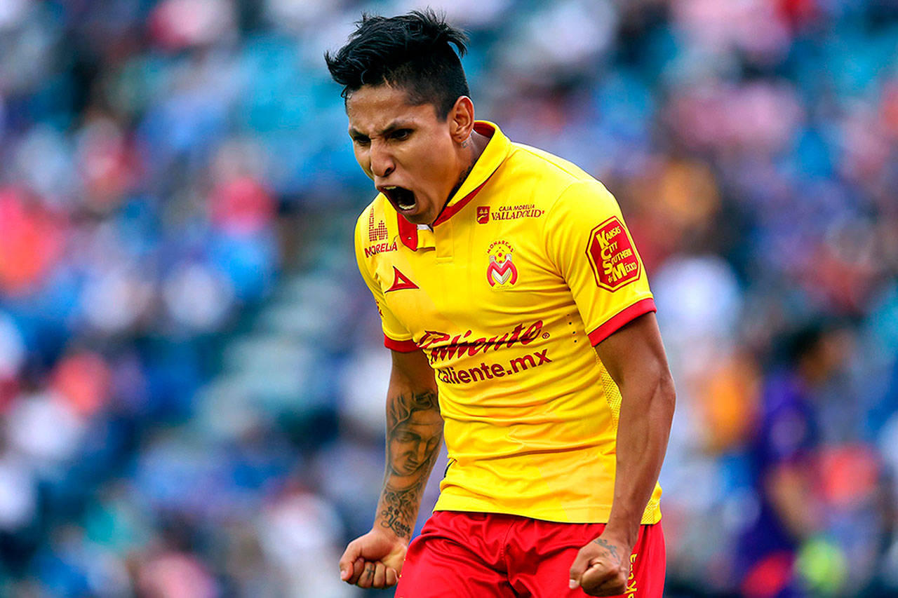 Con dos goles peruanos Morelia humilla a Pumas