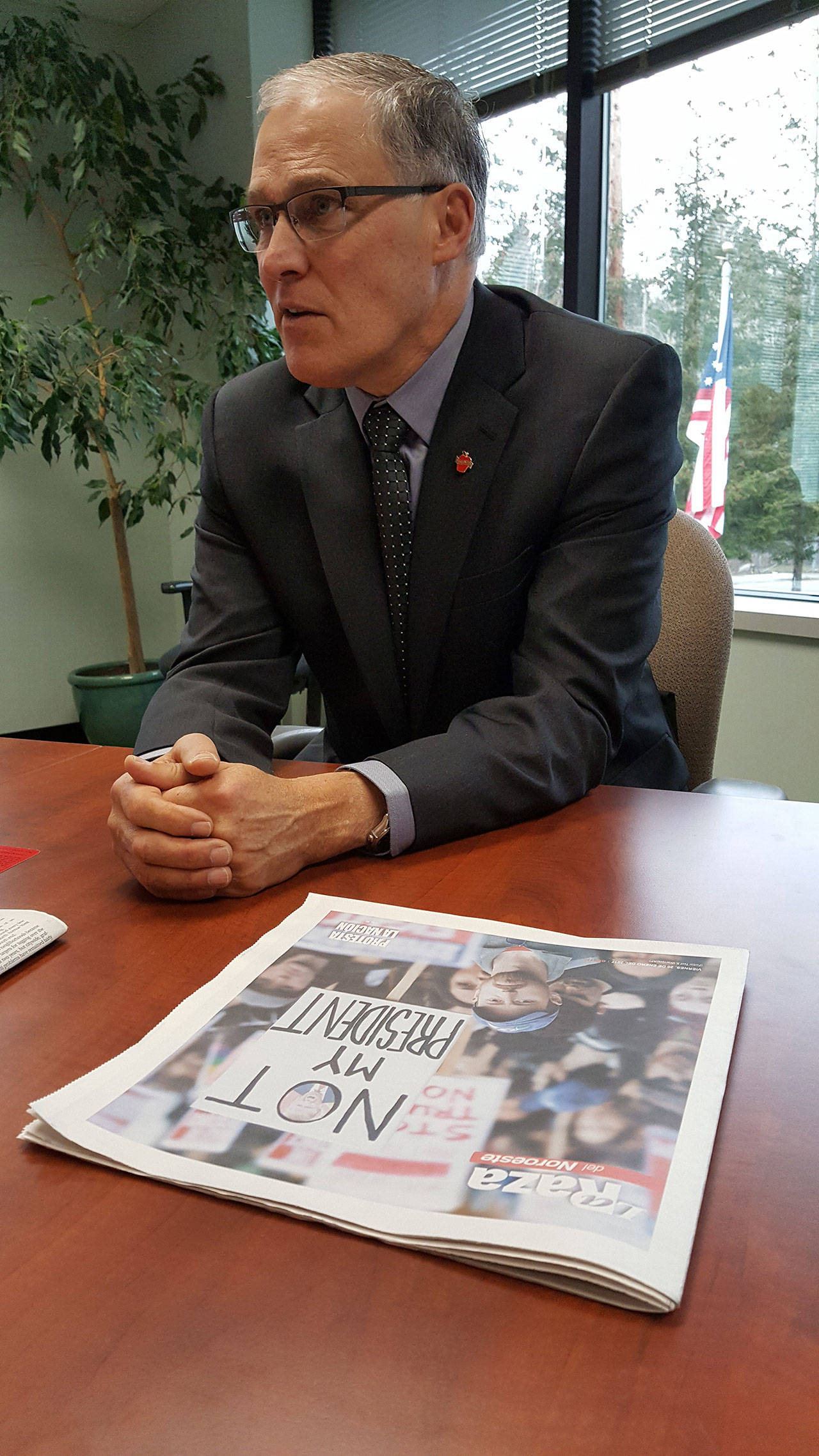 El Gobernador firma proyecto de ley extendiendo las protecciones para los jovenes inmigrantes vulnerables