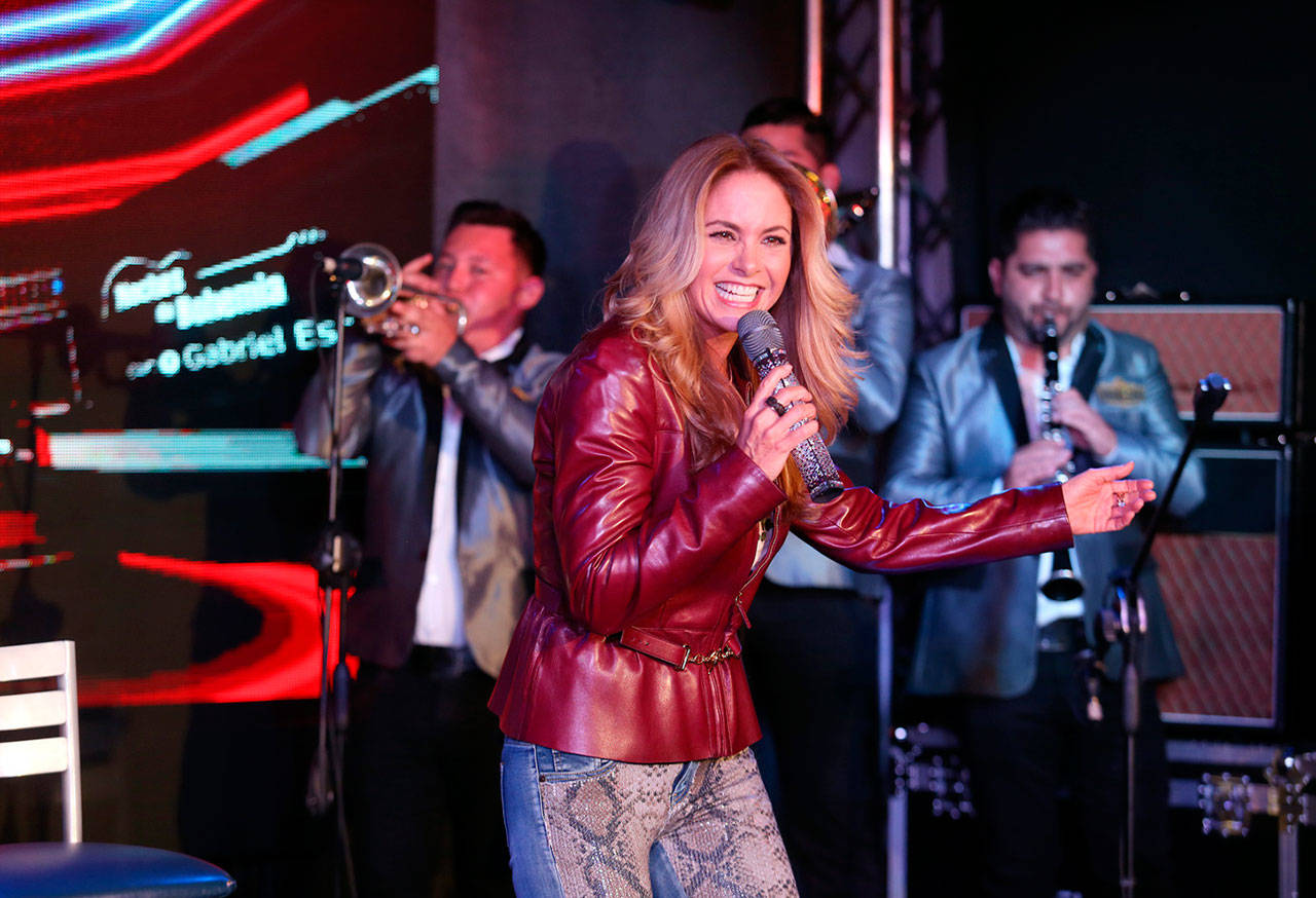 Lucero enamora con banda