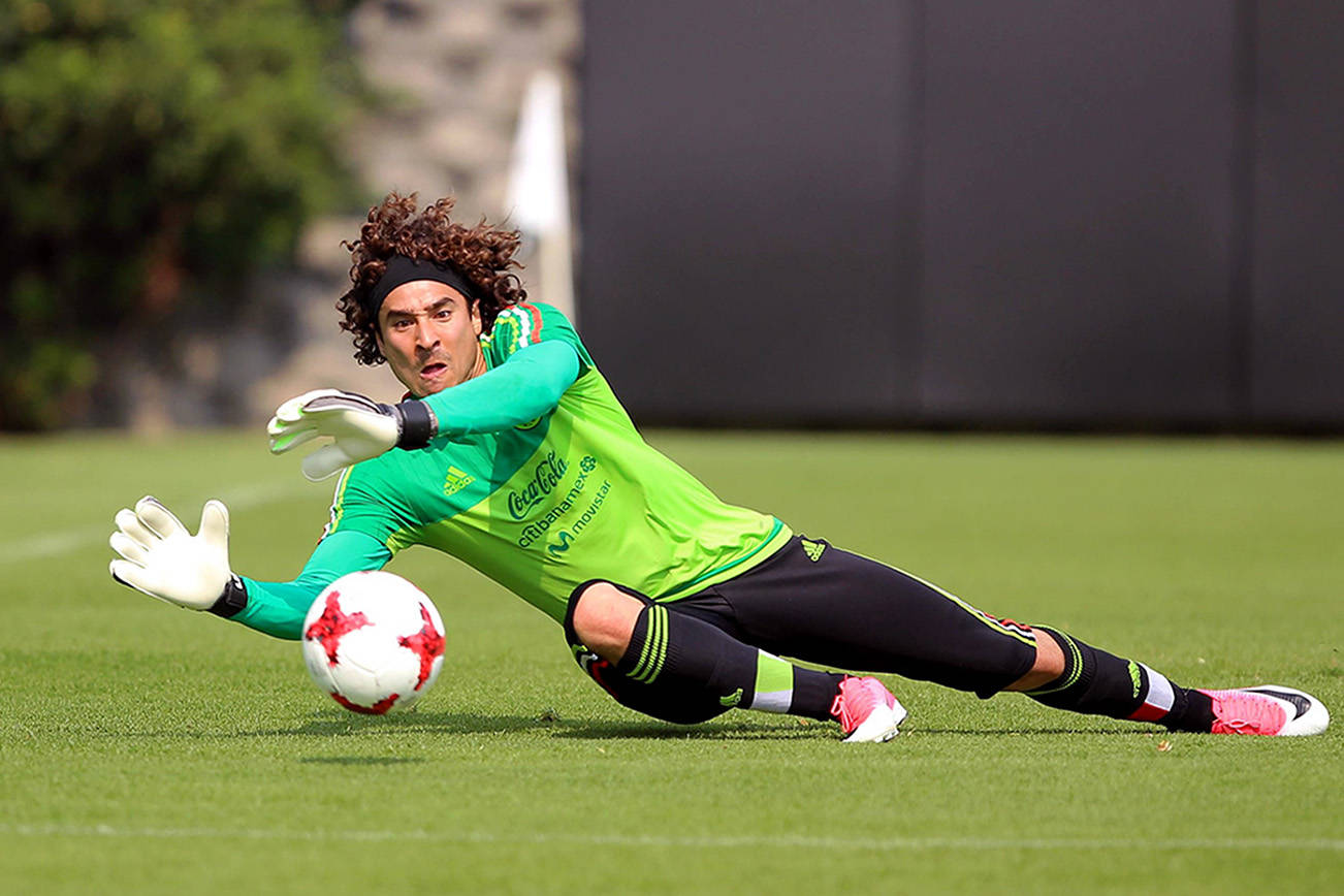 Con un ojo al Tri y otro en su futuro