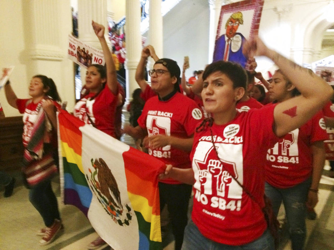 Inmigrantes protestan en congreso de Texas y Republicano dice: “Esto es basura. Por eso llamé al ICE”