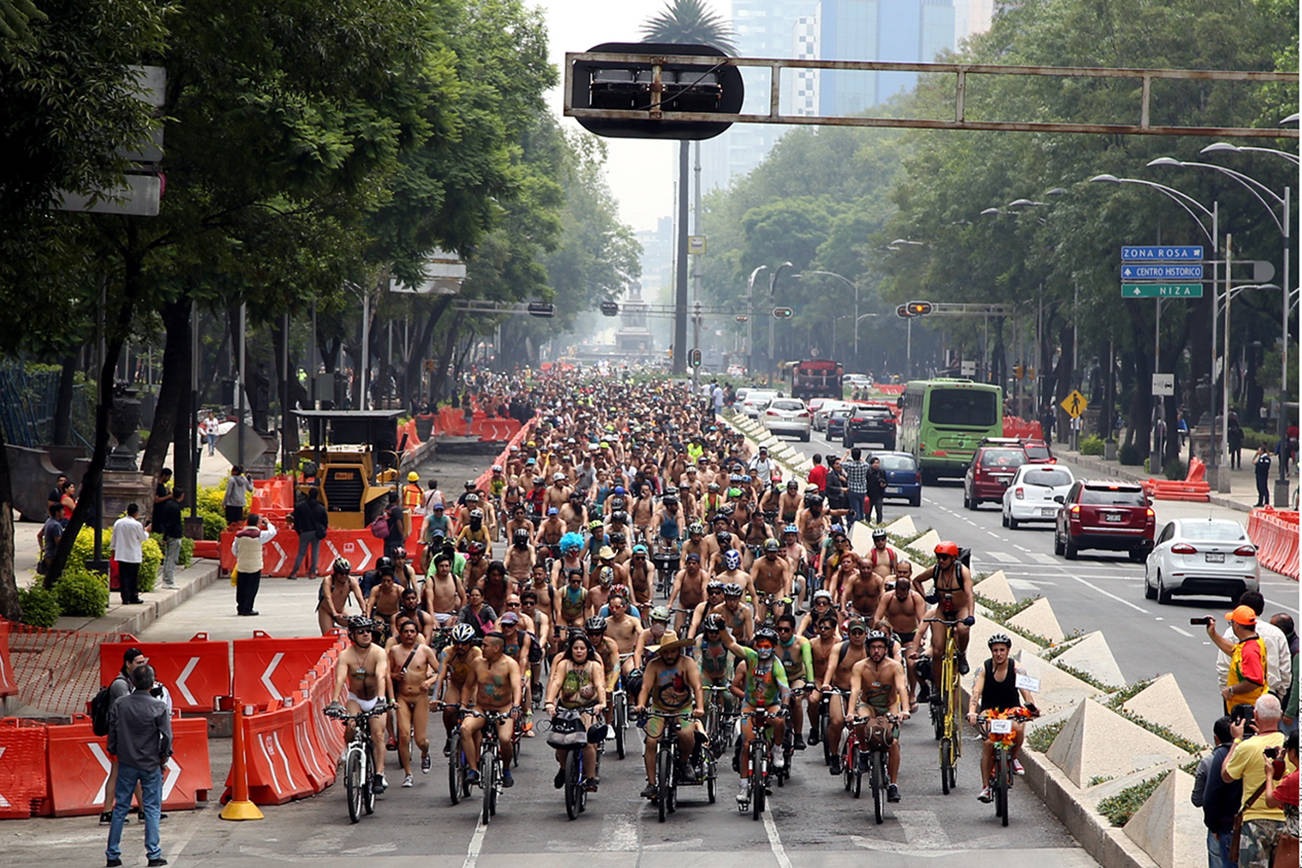 Pedalean desnudos sobre Paseo de la Reforma