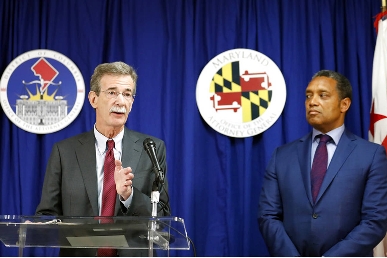 Fiscales demandan a Trump por mantener lazos con negocios