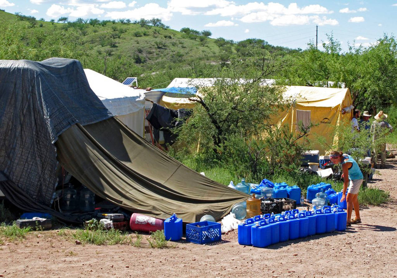 Patrulla Fronteriza arresta migrantes en clínica en desierto
