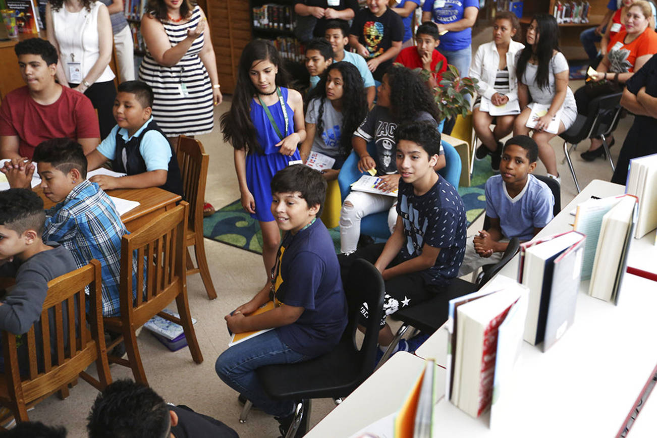 Niños centroamericanos escriben palabras de esperanza