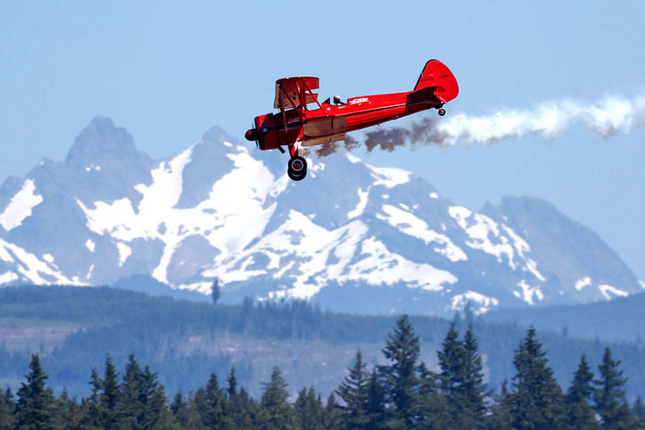 Pilotos ofrecen espectacular show aéreo en el Arlington