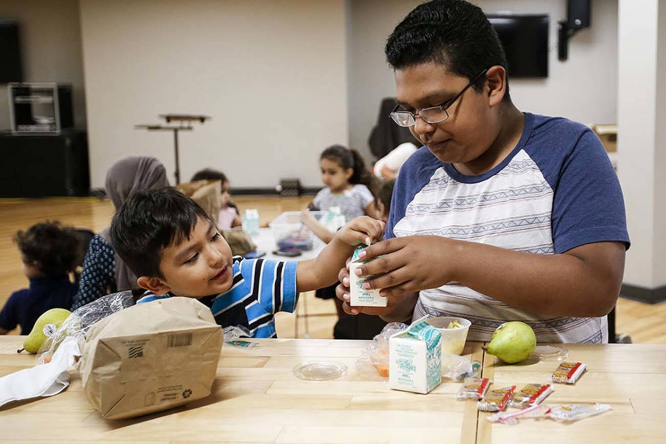 Organización en Edmonds sirve comidas gratis a los niños durante el verano