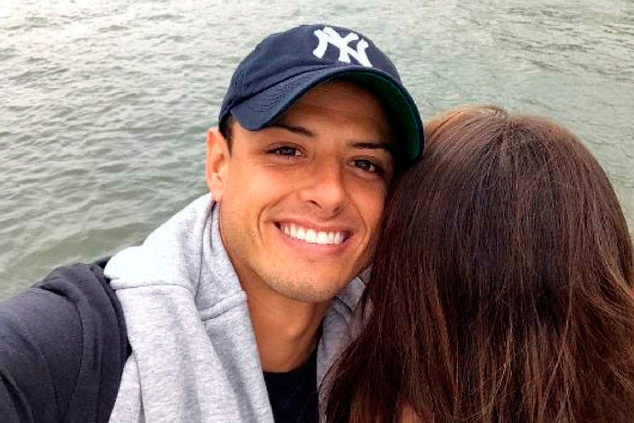 ¿Tiene Chicharito nuevo romance?