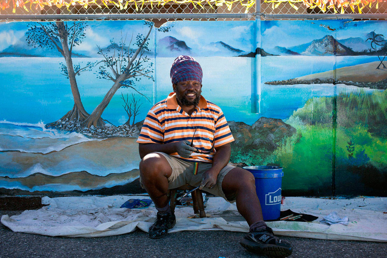 Nico Gomez embellce muro de escuela primaria en Everett