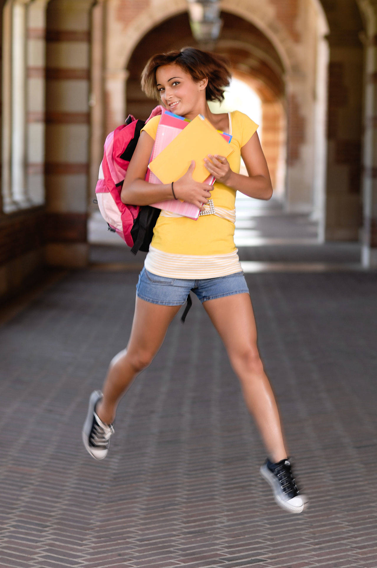 Ofrecen gratuitamente útiles escolares, mochilas y ropa para familias de ingresos bajos