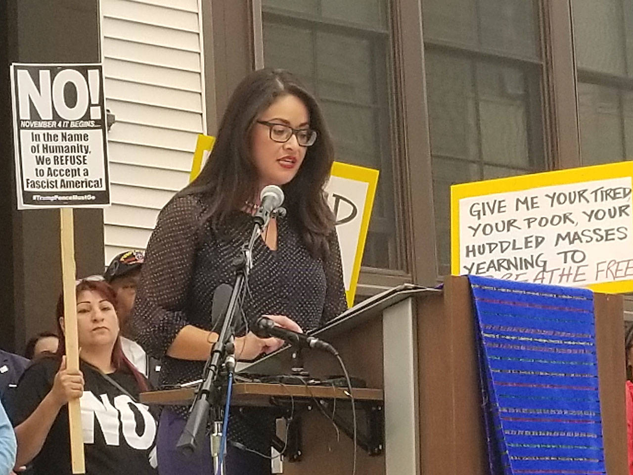 Lorena Gonzalez, Consejal de la Ciudad de Seattle se dirije a la audiencia en El Centro De La Raza el martes 5 de Septimbre. Foto: La RazaNW