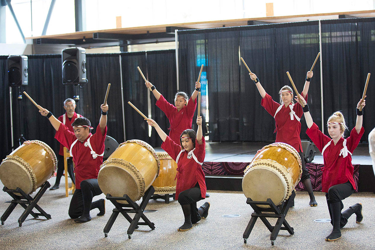 Baile, música, comida, y juegos en el Festival Multicultural de Renton