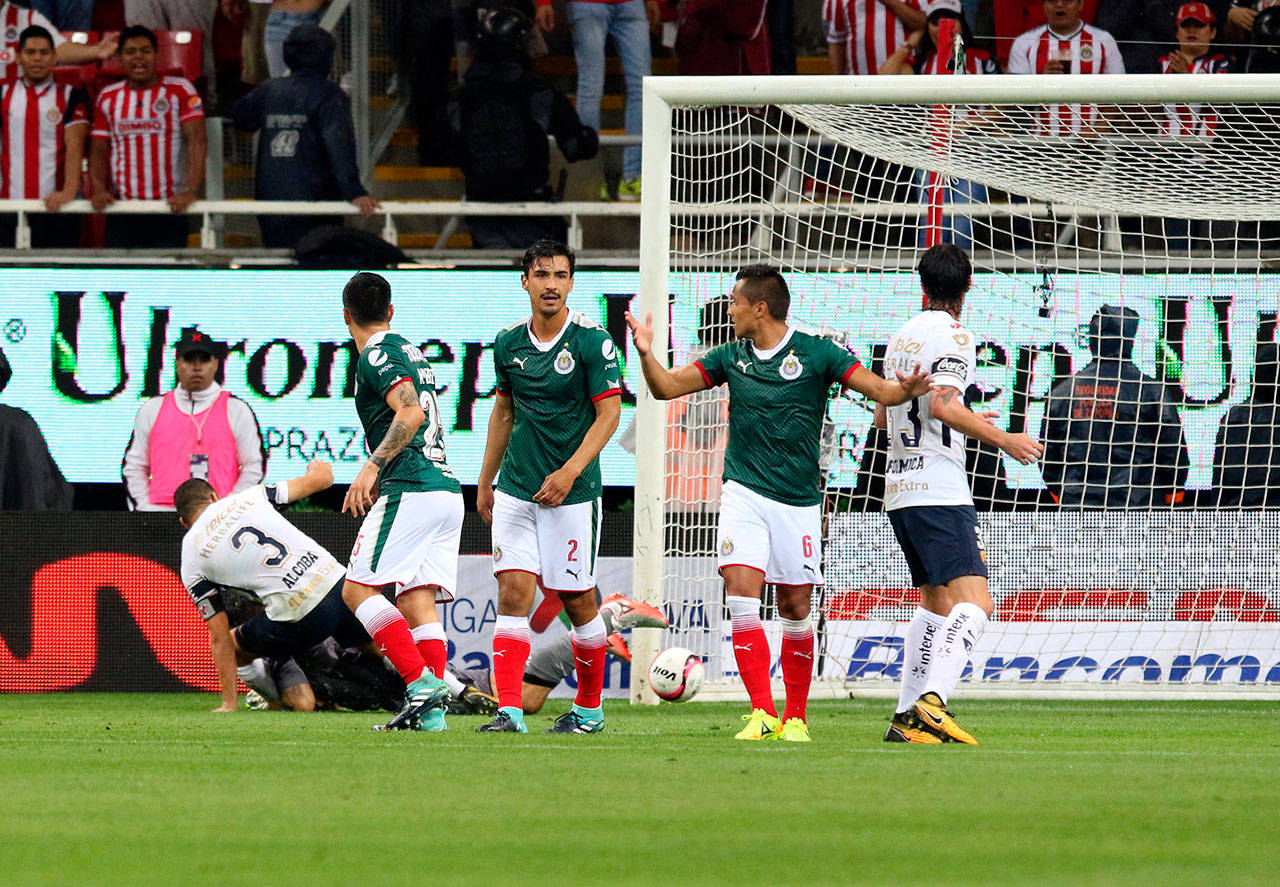Campeón Chivas empata 1-1 con Pumas en el Apertura mexicano
