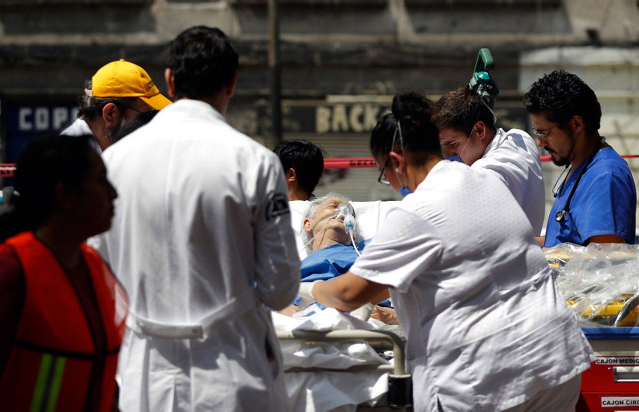 Migrantes envían ayuda a afectados por terremoto en México